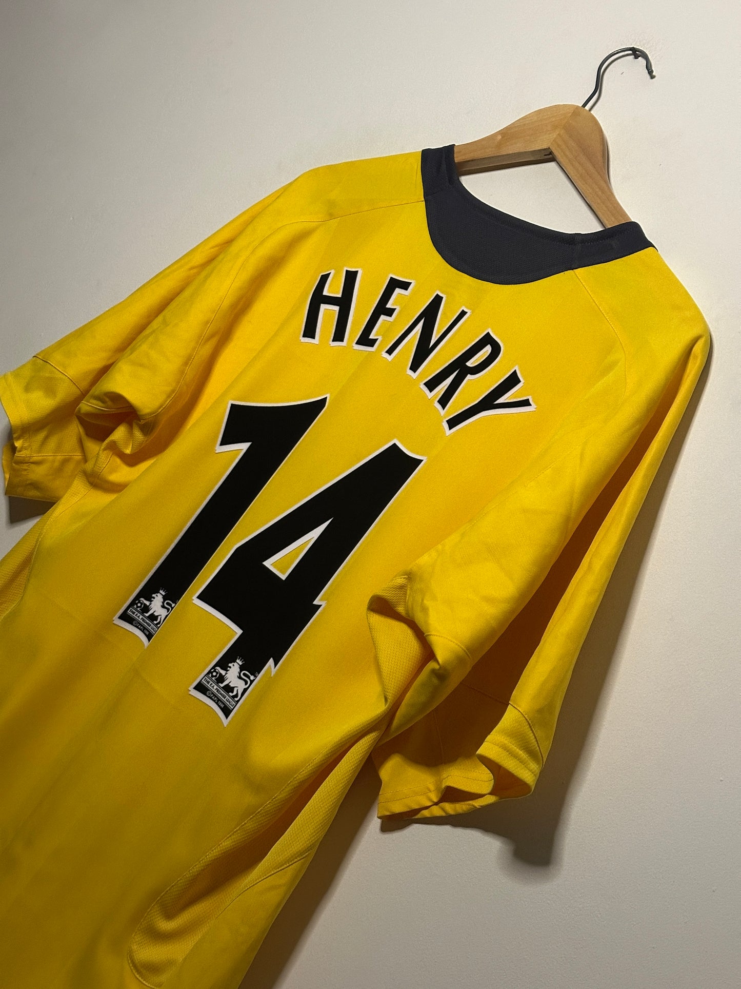 Thierry Henry Arsenal FC 2005-06 away football shirt (L)