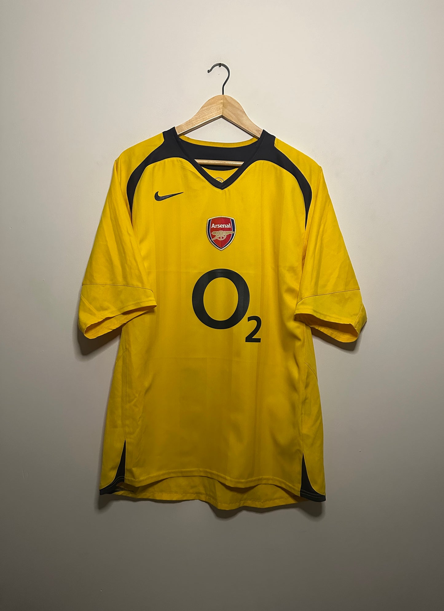 Thierry Henry Arsenal FC 2005-06 away football shirt (L)