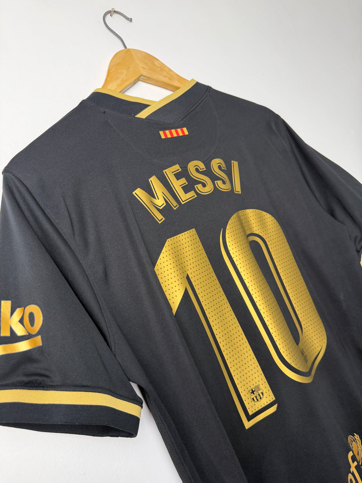 Lionel Messi FC Barcelona 2020-21 away football shirt (M)