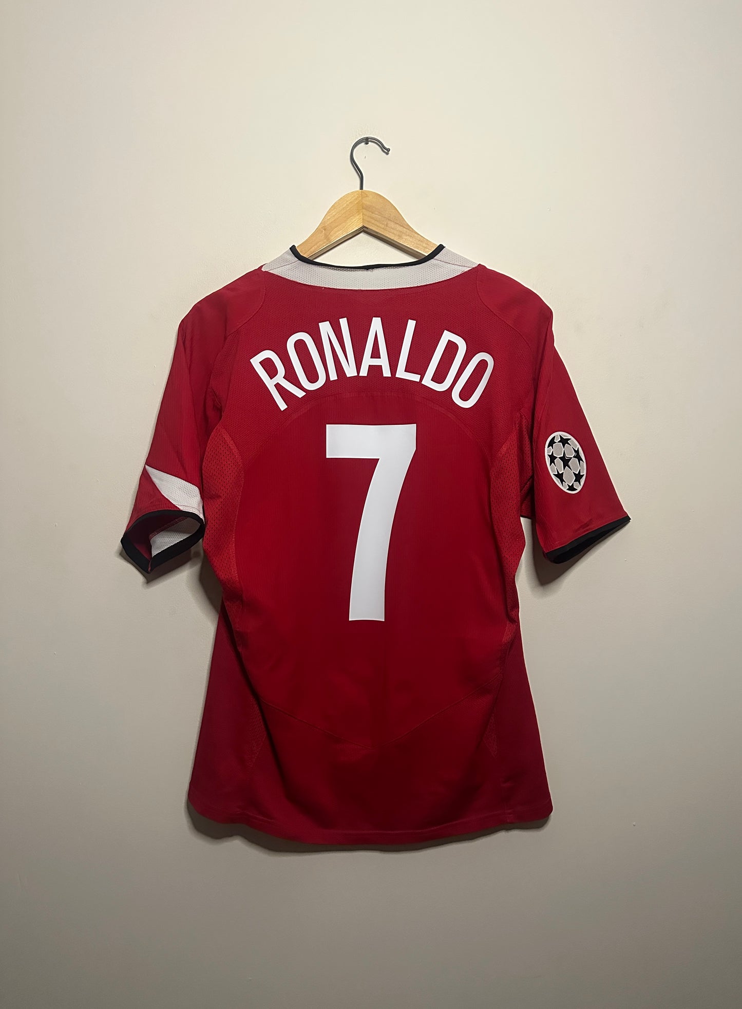 Cristiano Ronaldo Manchester United 2004-06 home football shirt (M)