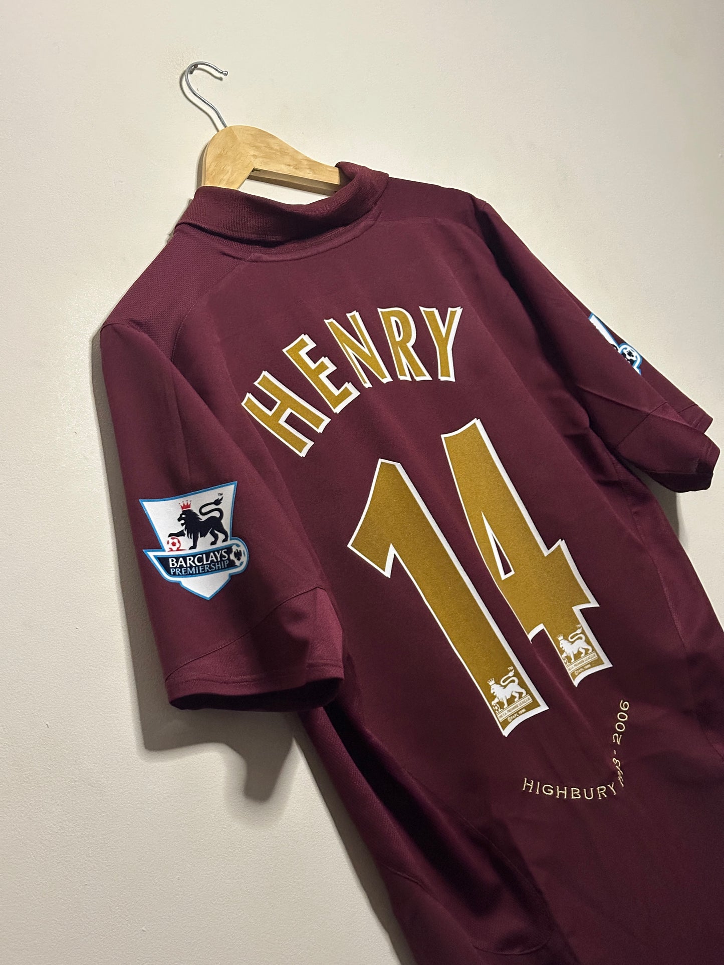 Thierry Henry Arsenal FC 2005-06 home football shirt (L)