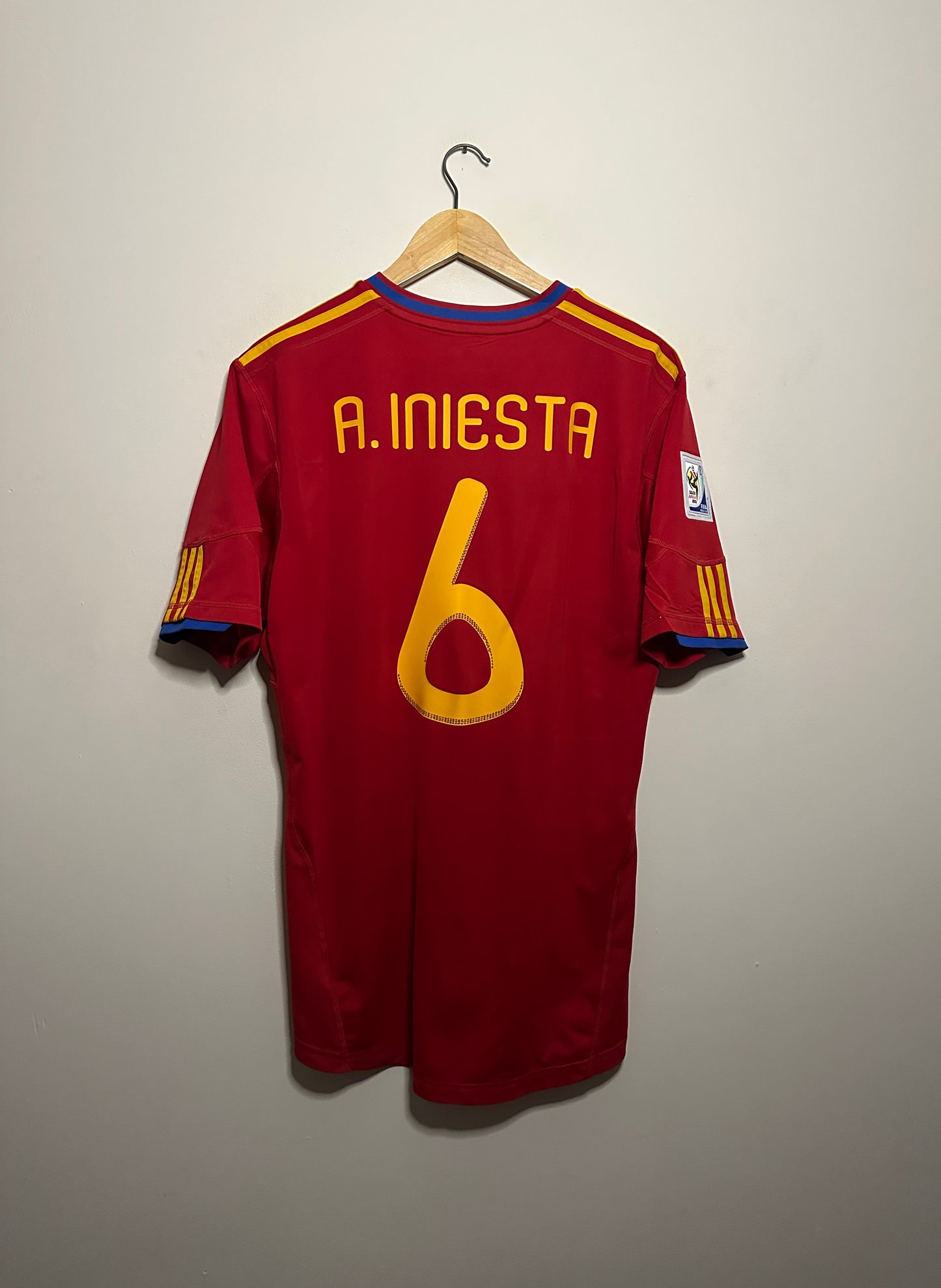 Andres Iniesta Spain 2010 home football shirt (L)