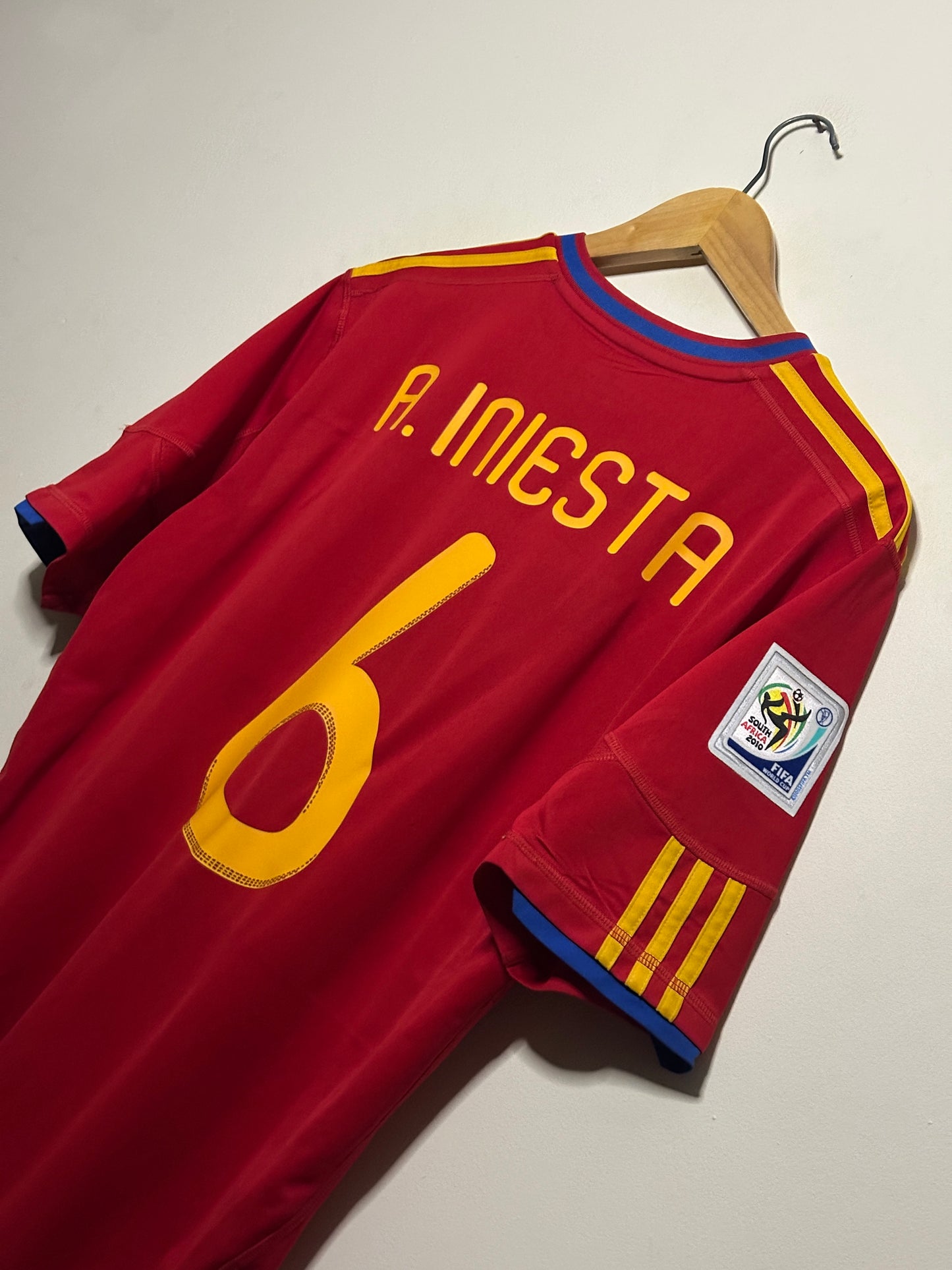 Andres Iniesta Spain 2010 home football shirt (L)