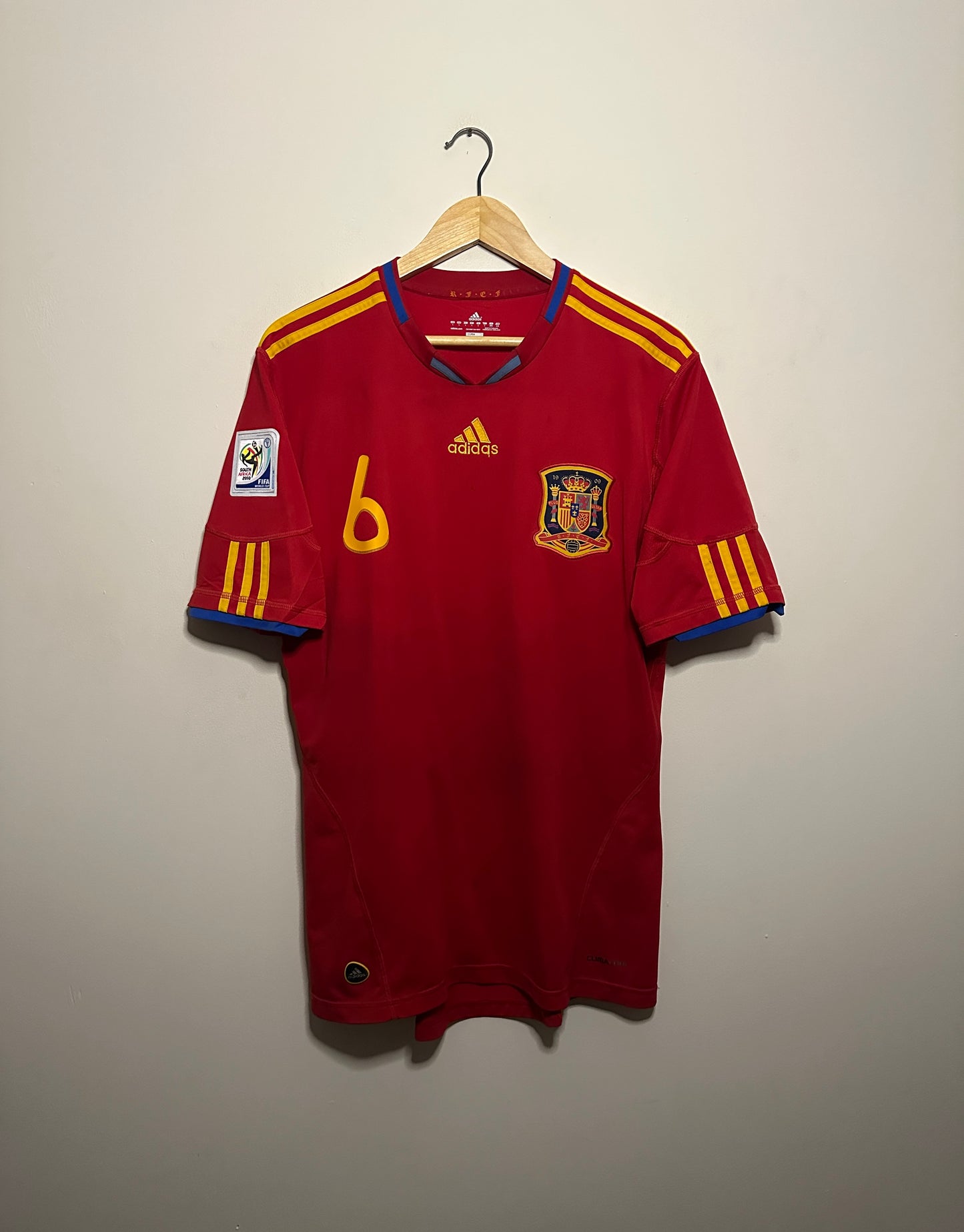 Andres Iniesta Spain 2010 home football shirt (L)