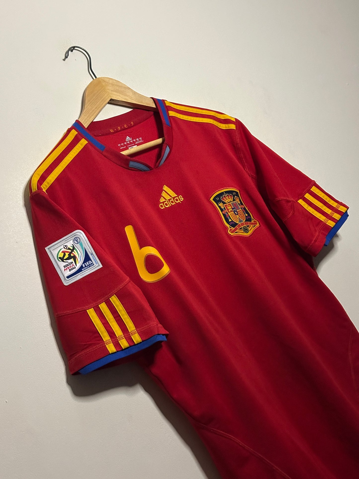 Andres Iniesta Spain 2010 home football shirt (L)