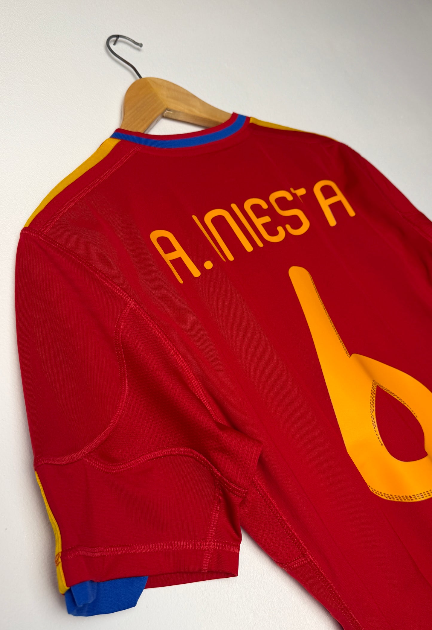 Andres Iniesta Spain 2010 World Cup home football shirt (M)