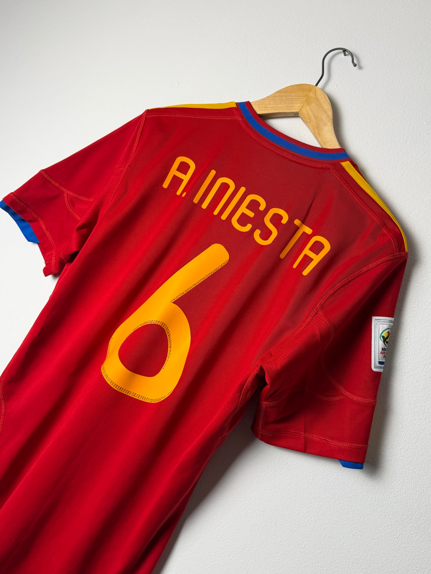 Andres Iniesta Spain 2010 World Cup home football shirt (M)