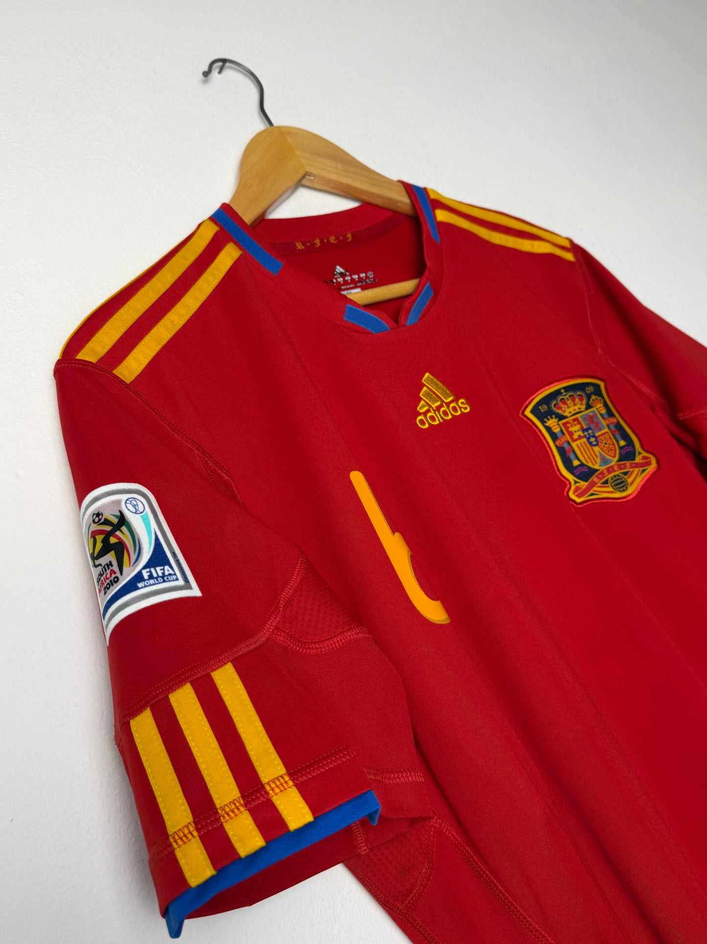 Andres Iniesta Spain 2010 World Cup home football shirt (M)