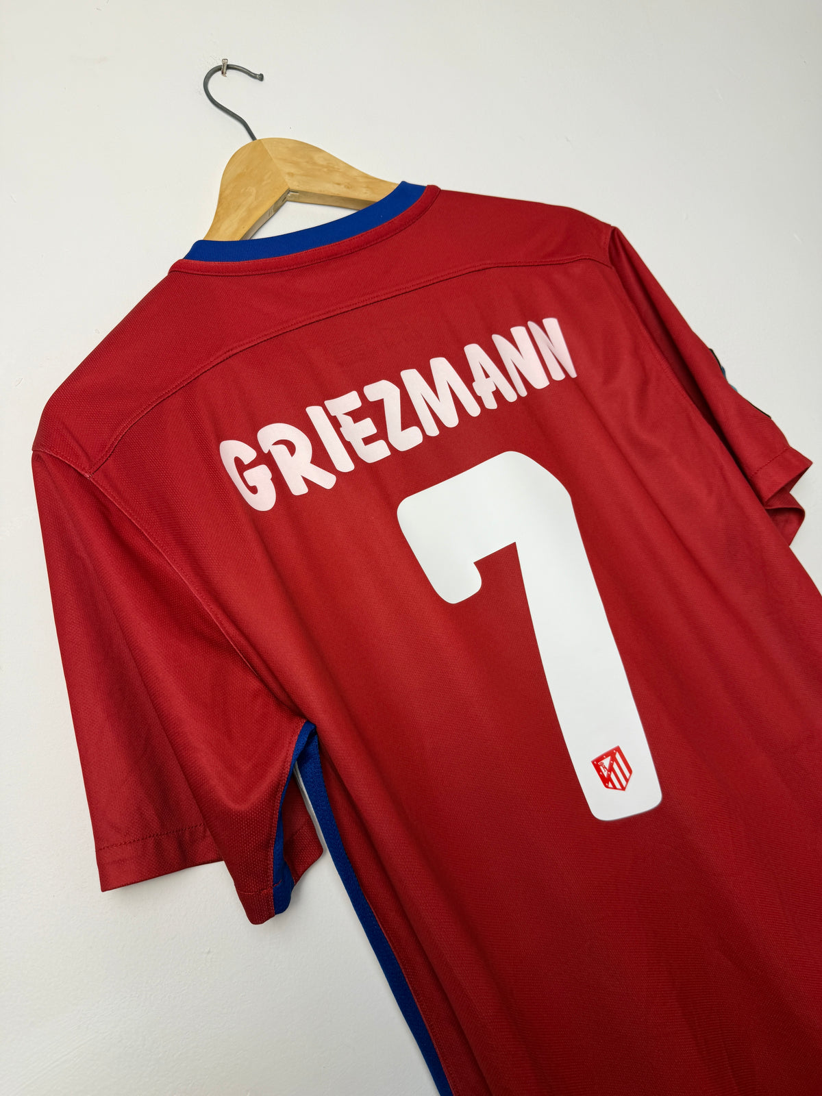 Antoine Griezmann Atletico Madrid 2015-16 home football shirt (M)