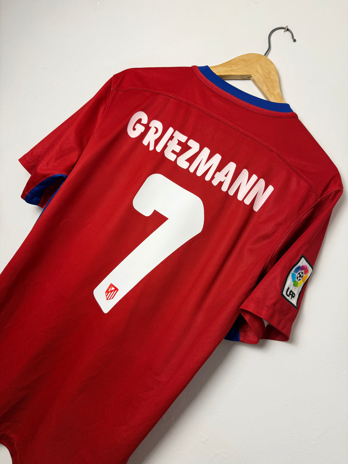 Antoine Griezmann Atletico Madrid 2015-16 home football shirt (M)