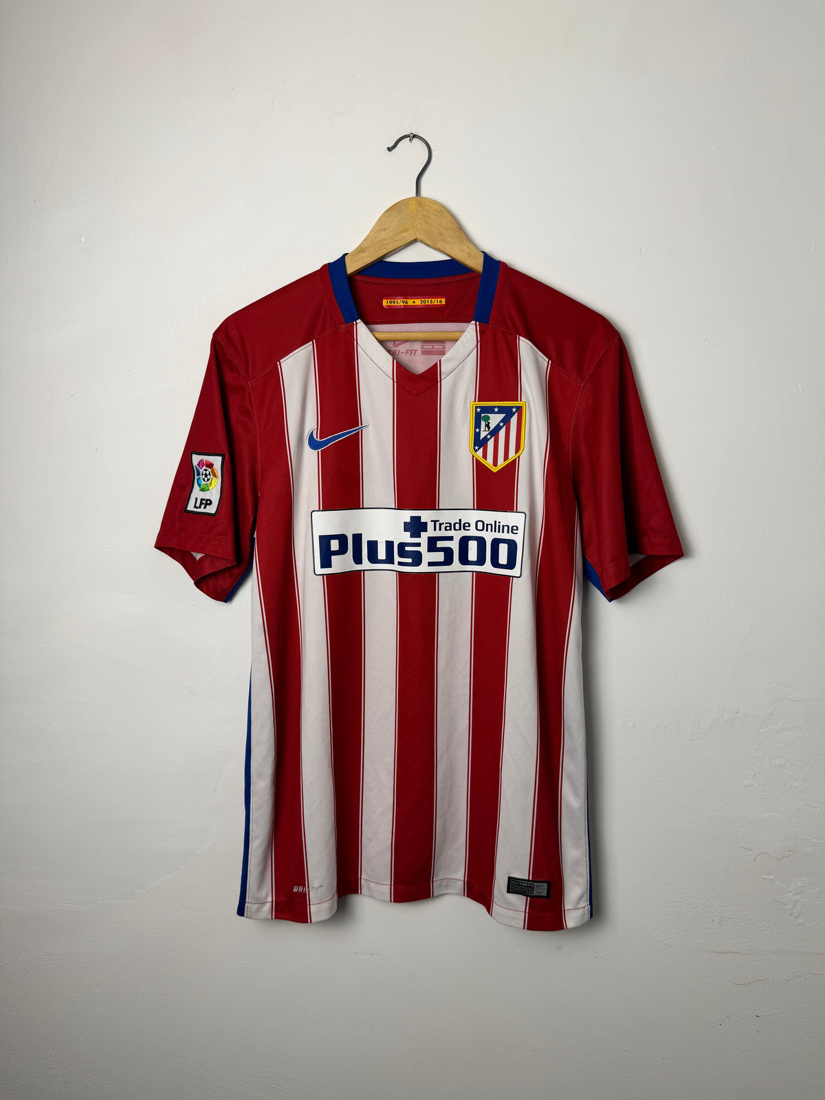Antoine Griezmann Atletico Madrid 2015-16 home football shirt (M)