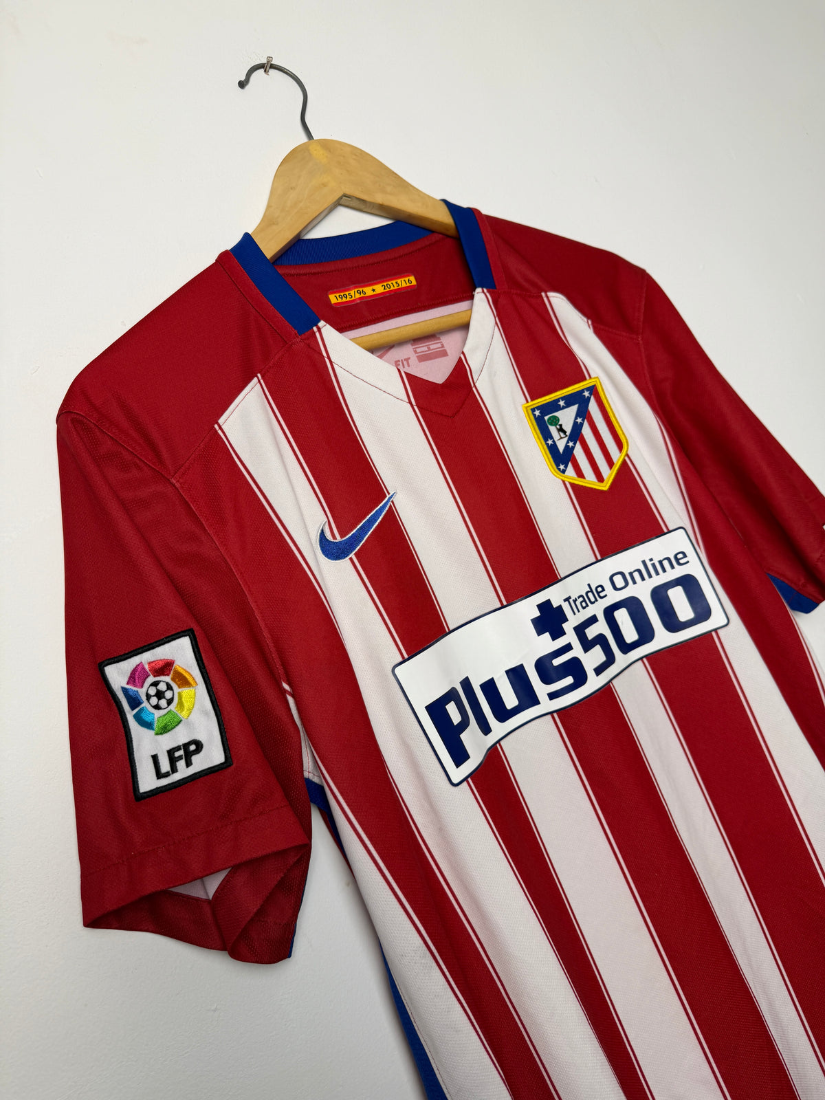 Antoine Griezmann Atletico Madrid 2015-16 home football shirt (M)