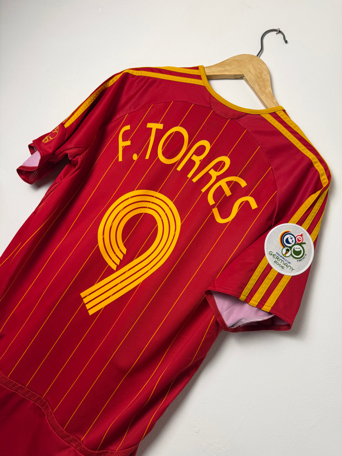 Fernando Torres Spain 2006 World Cup home football shirt (M)