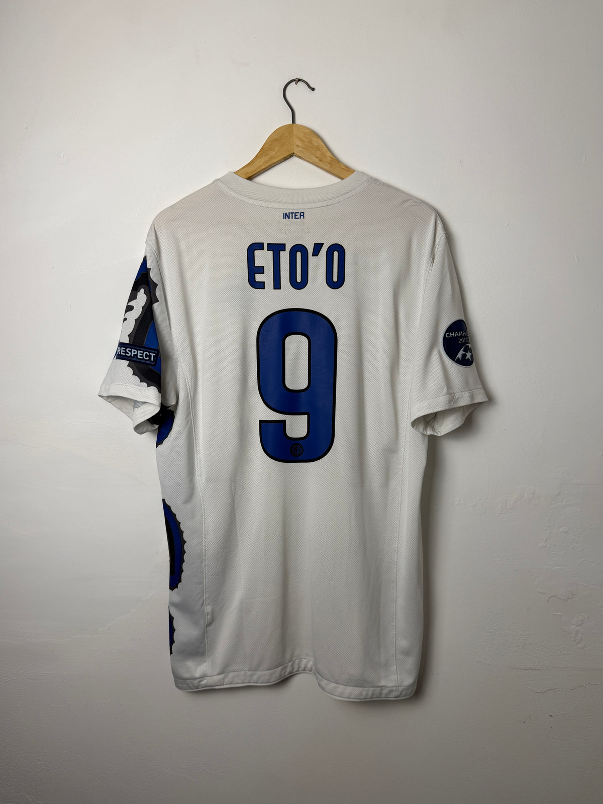 Samuel Eto'o Inter Milan 2010-11 away football shirt (L)