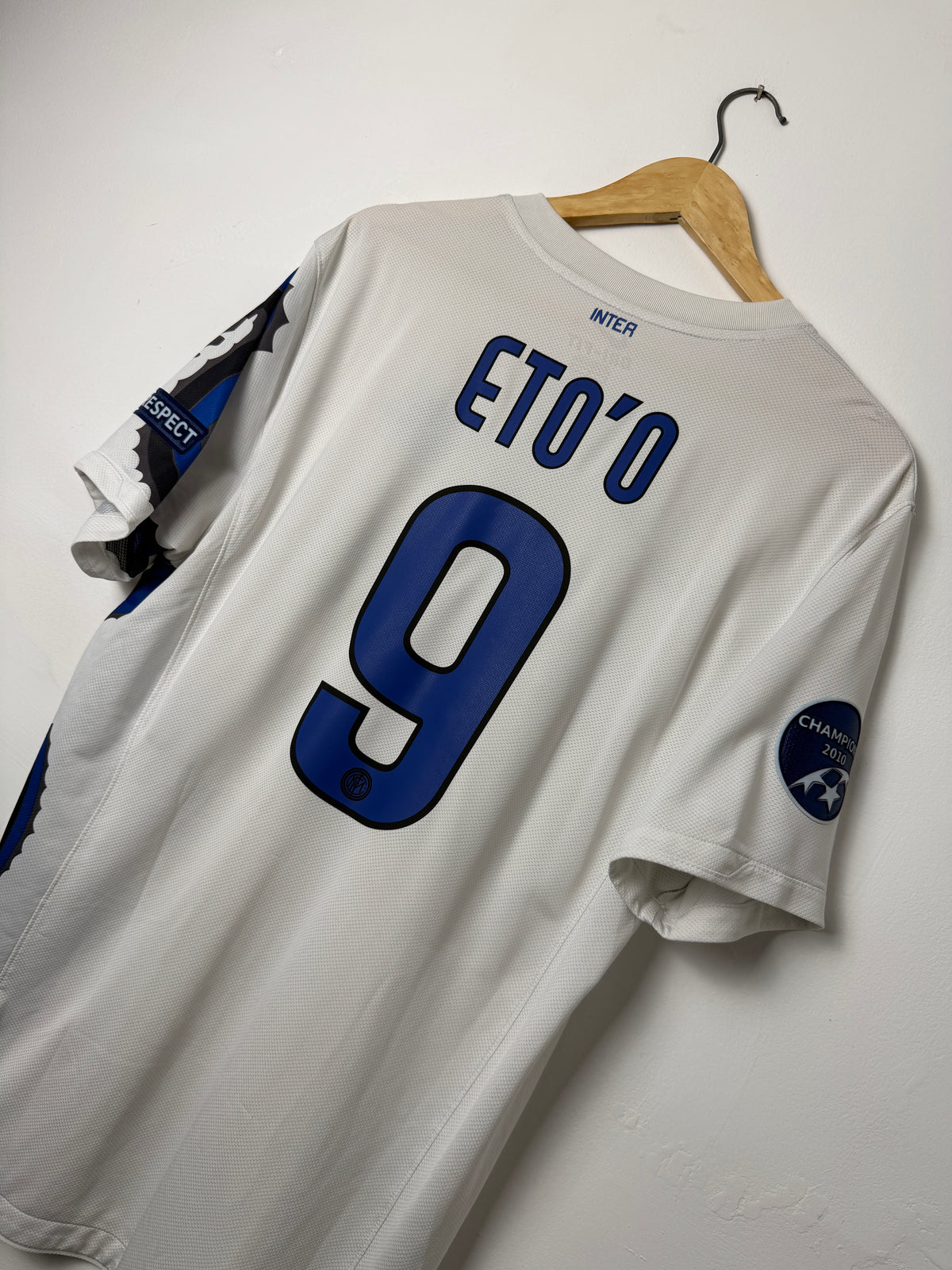 Samuel Eto'o Inter Milan 2010-11 away football shirt (L)
