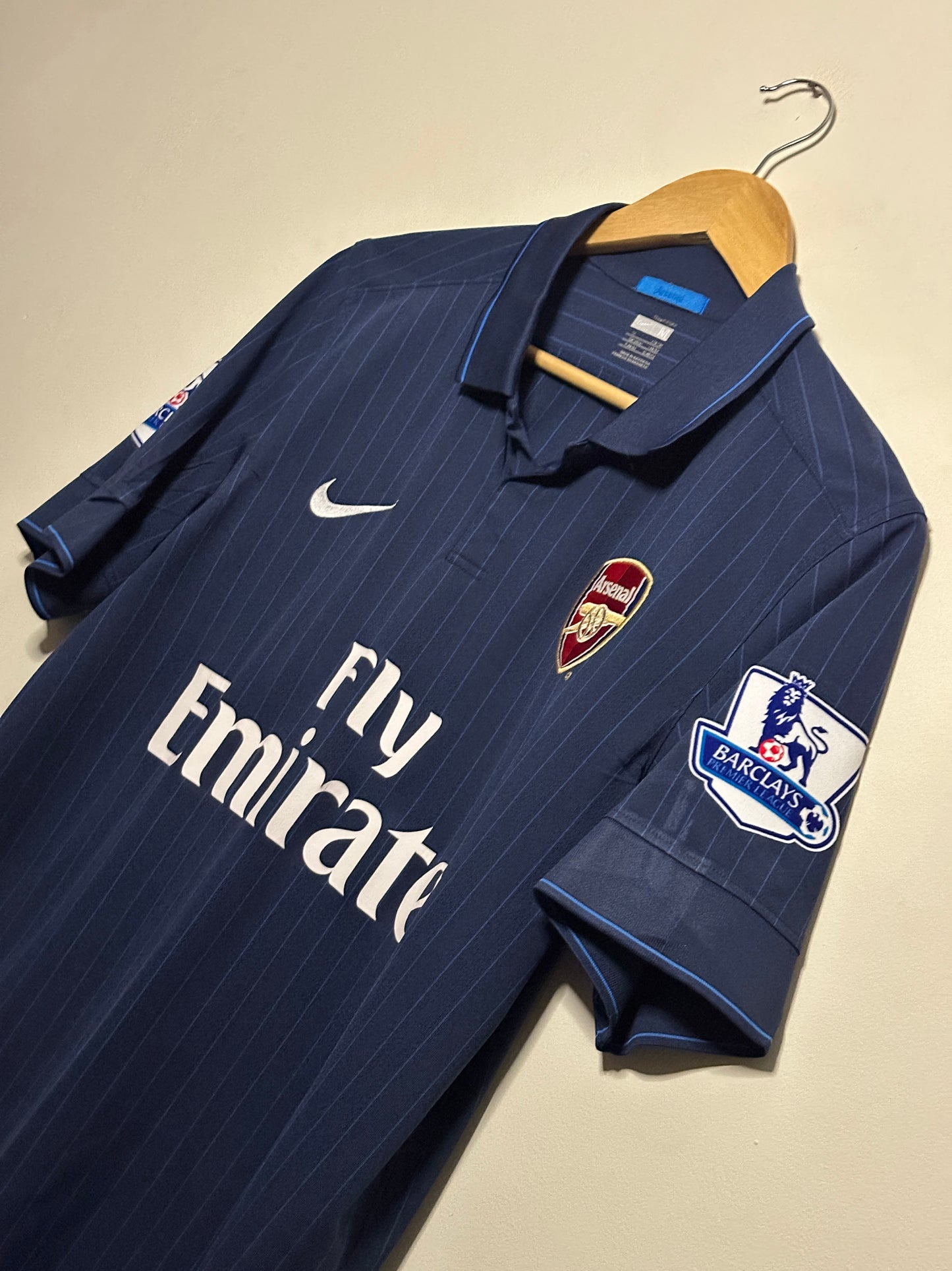 Theo Walcott Arsenal FC 2009-10 away football shirt (M)