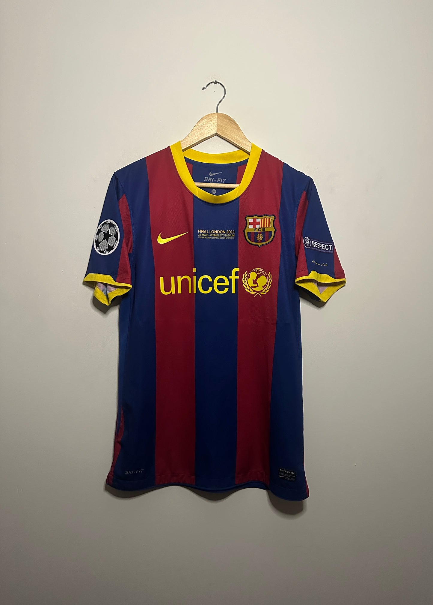 Lionel Messi FC Barcelona 2010-11 champions league final edition home football shirt (M)