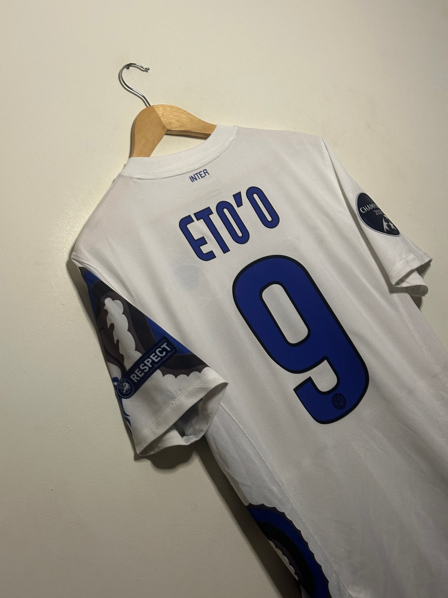 Samuel Eto'o Inter Milan 2010-11 away football shirt (M)
