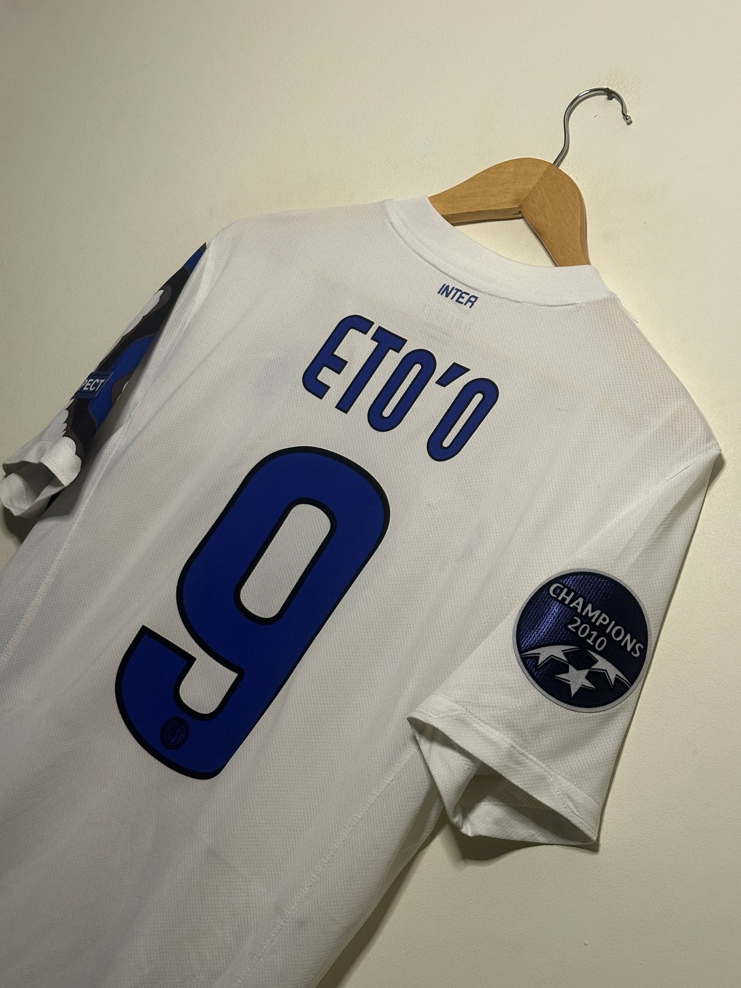 Samuel Eto'o Inter Milan 2010-11 away football shirt (M)