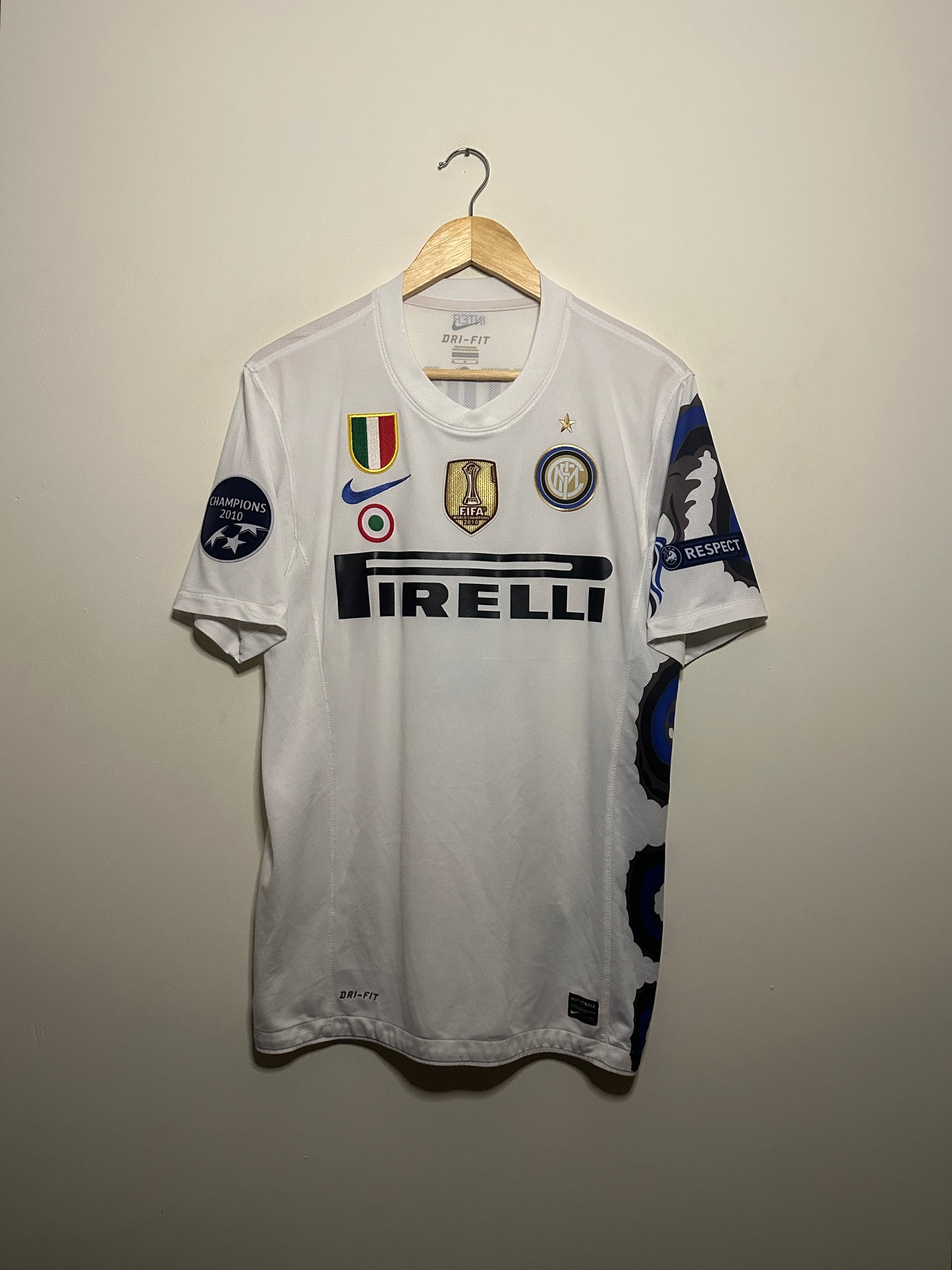 Samuel Eto'o Inter Milan 2010-11 away football shirt (M)
