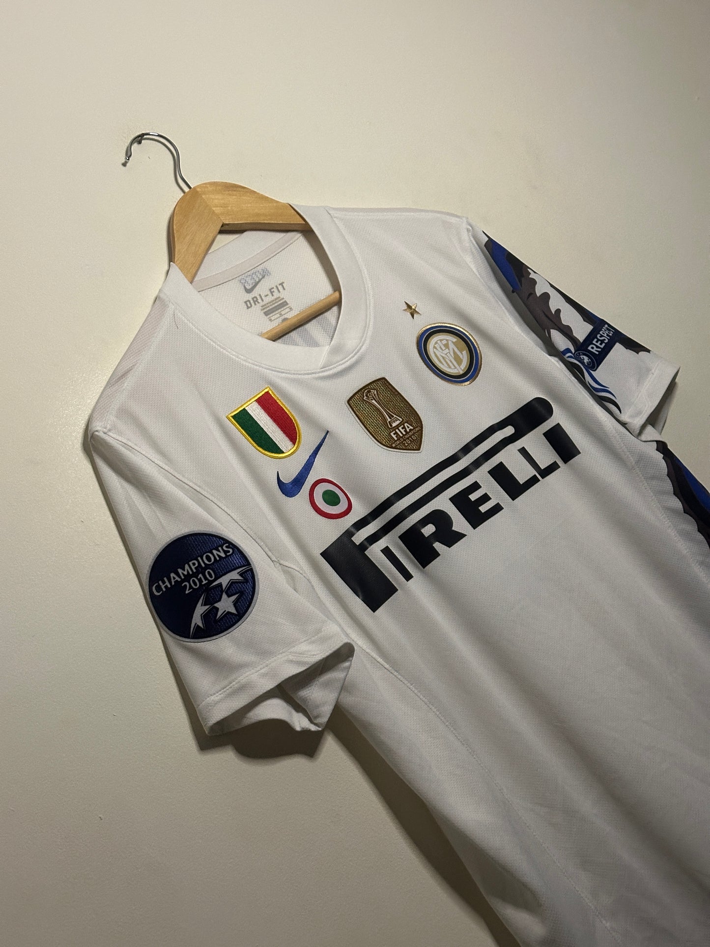 Samuel Eto'o Inter Milan 2010-11 away football shirt (M)