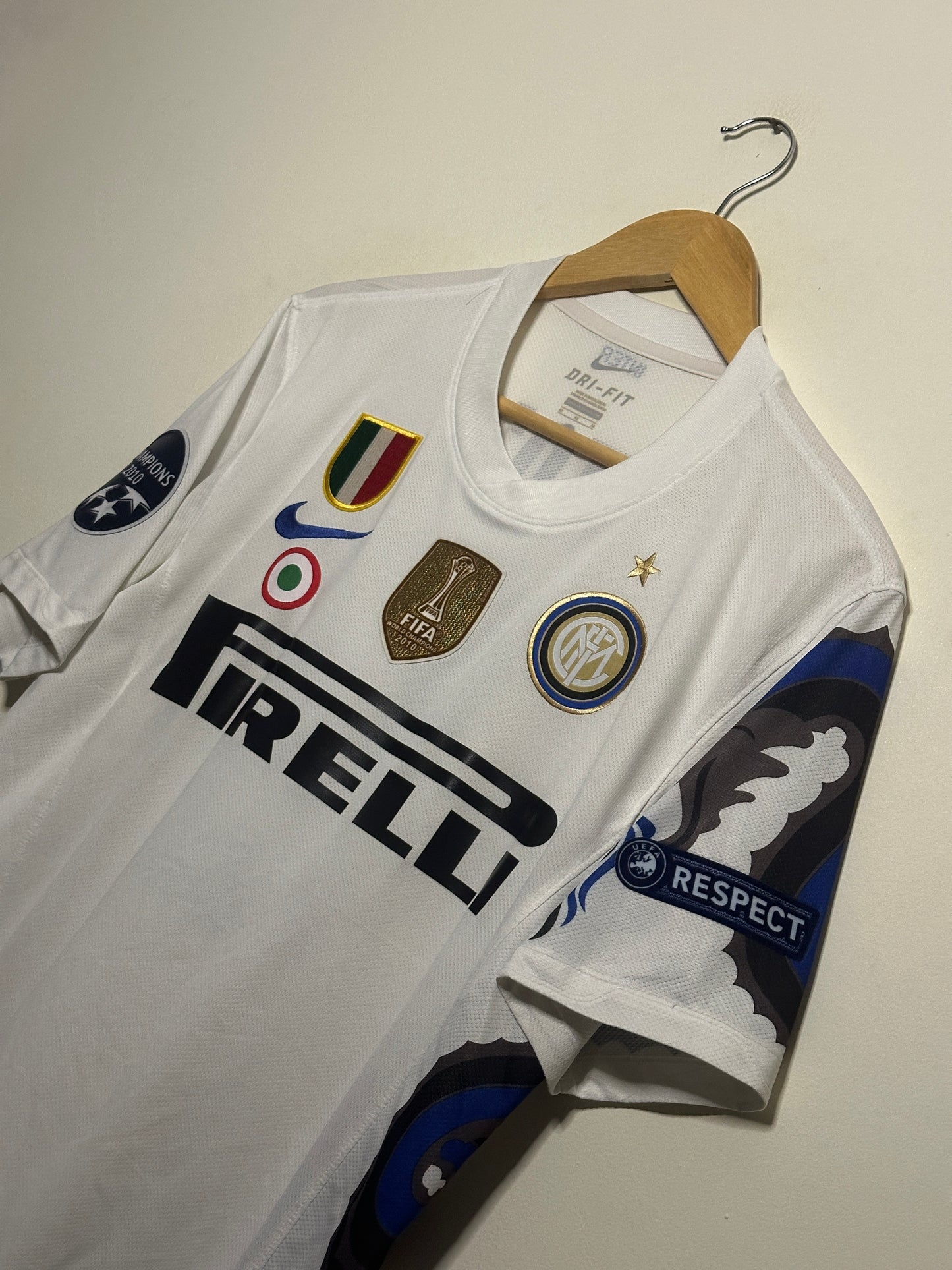 Samuel Eto'o Inter Milan 2010-11 away football shirt (M)