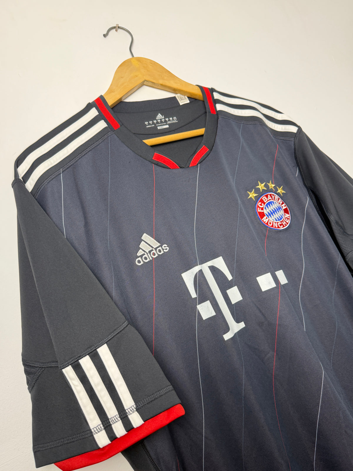 Arjen Robben FC Bayern Munich 2010-11 third football shirt (XL)