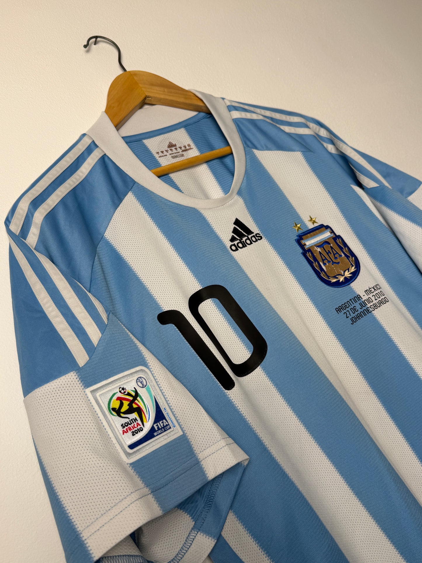 Lionel Messi Argentina 2010 home football shirt (XL)