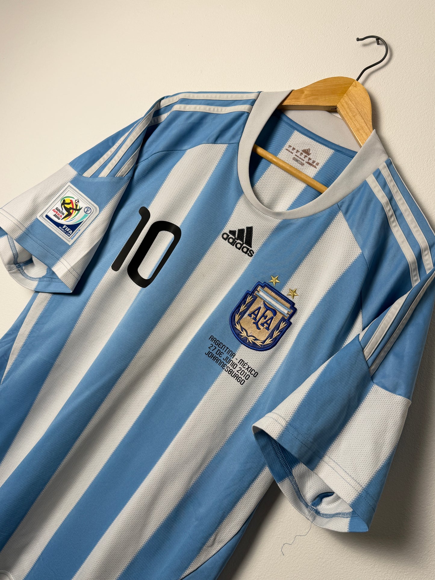 Lionel Messi Argentina 2010 home football shirt (XL)