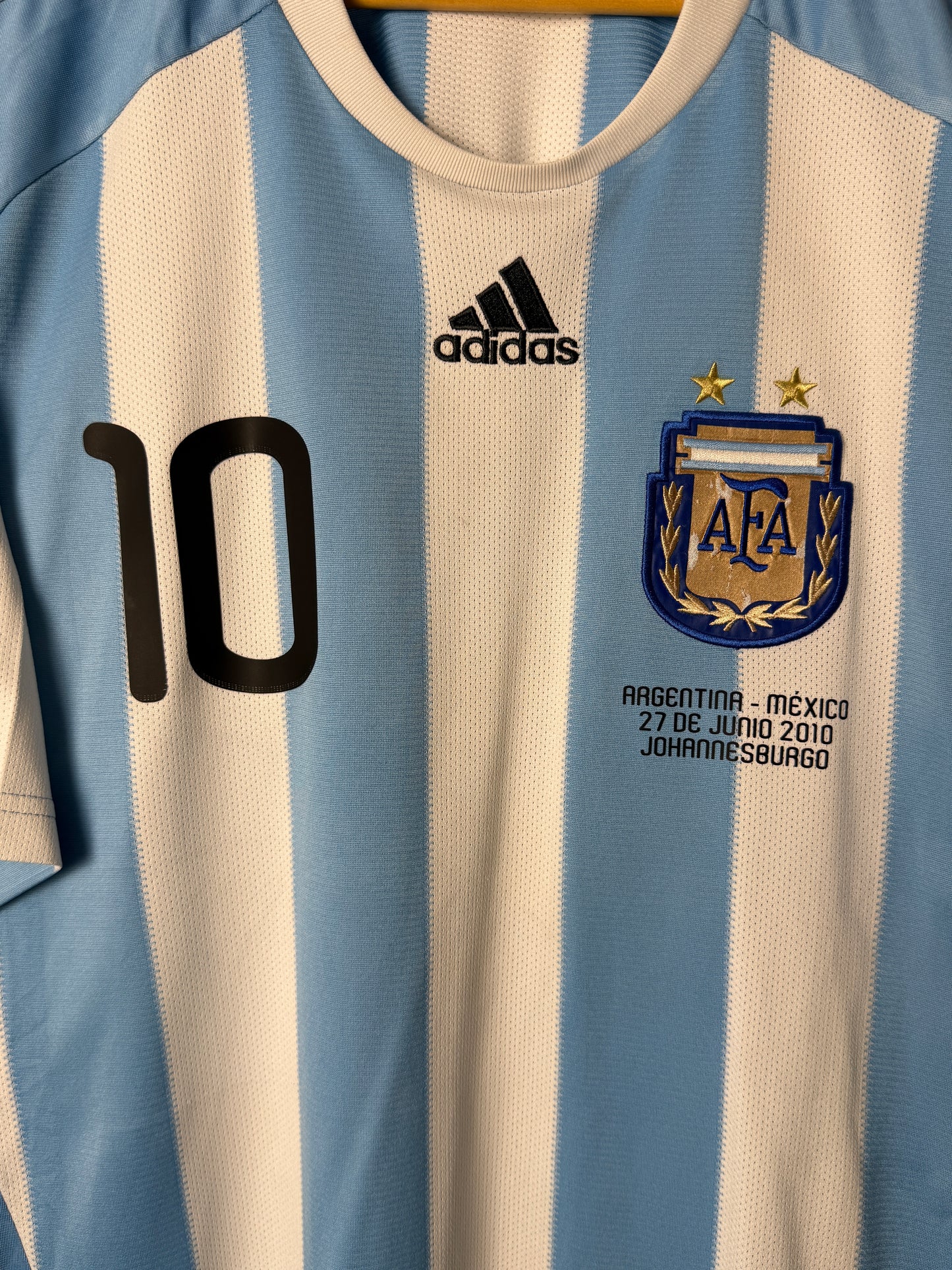 Lionel Messi Argentina 2010 home football shirt (XL)