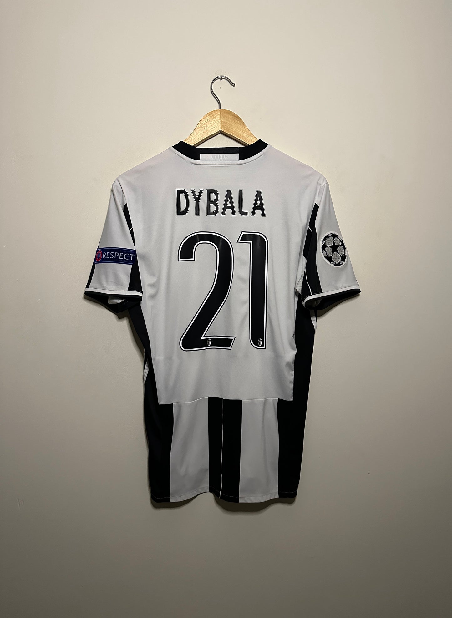 Paulo Dybala Juventus FC 2016-17 home football shirt (M)