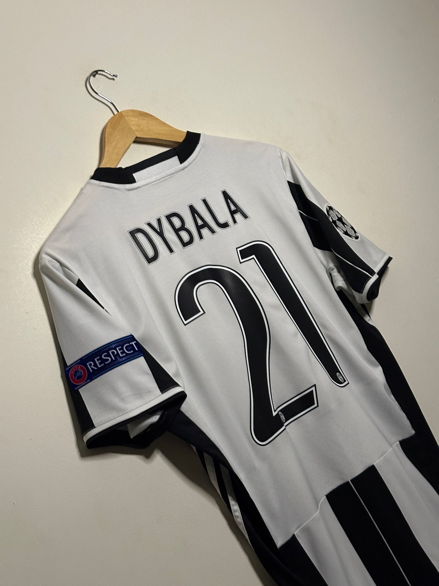 Paulo Dybala Juventus FC 2016-17 home football shirt (M)