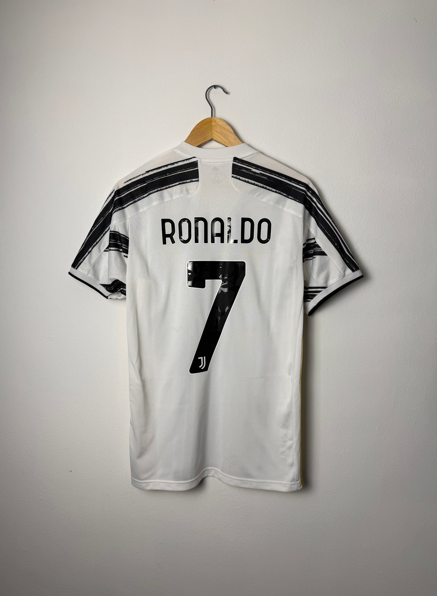 Cristiano Ronaldo Juventus FC 2020-21 home football shirt (L)