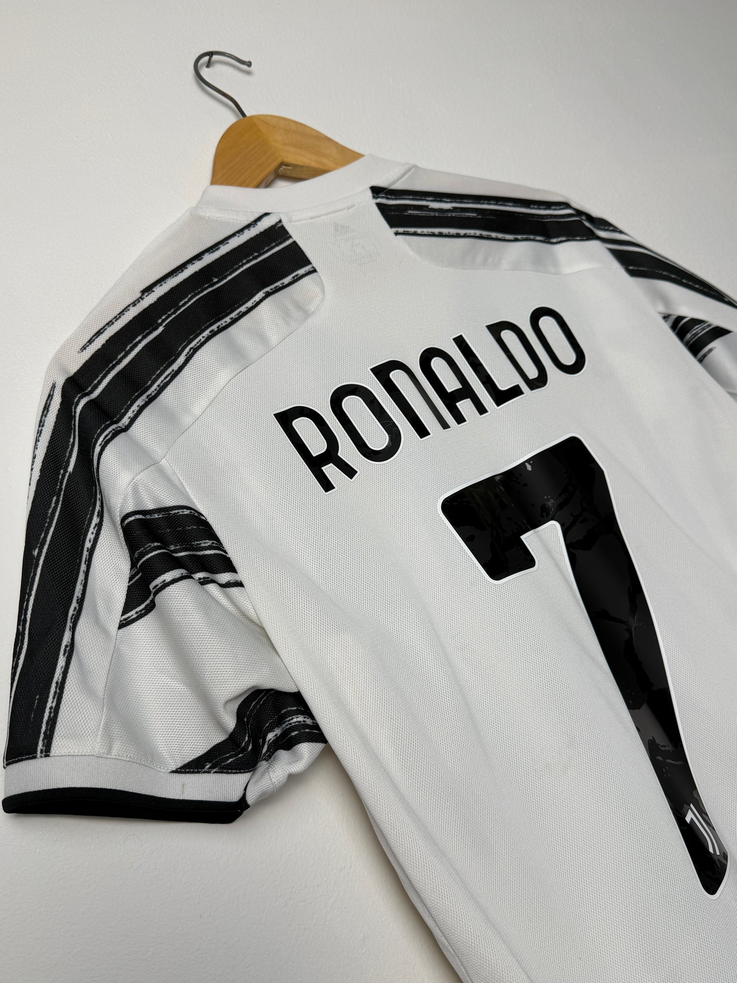 Cristiano Ronaldo Juventus FC 2020-21 home football shirt (L)