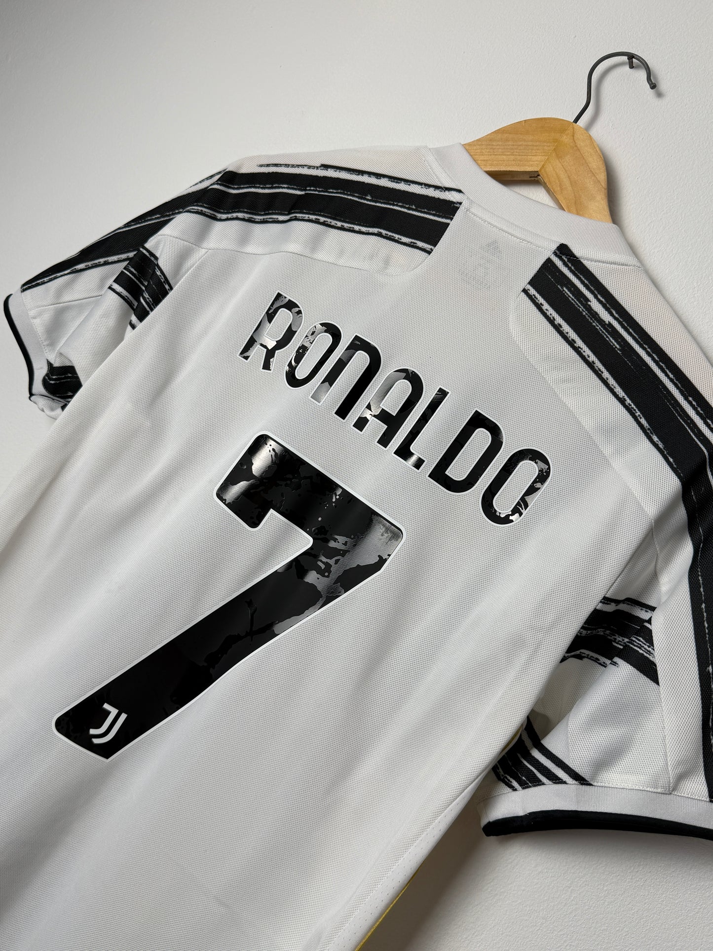 Cristiano Ronaldo Juventus FC 2020-21 home football shirt (L)