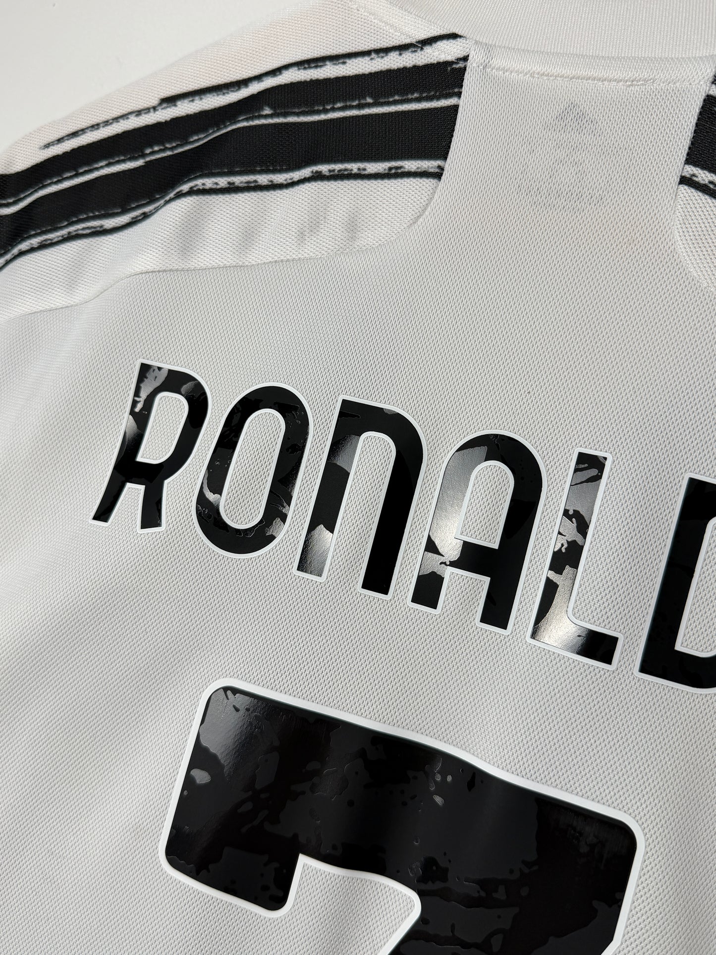 Cristiano Ronaldo Juventus FC 2020-21 home football shirt (L)