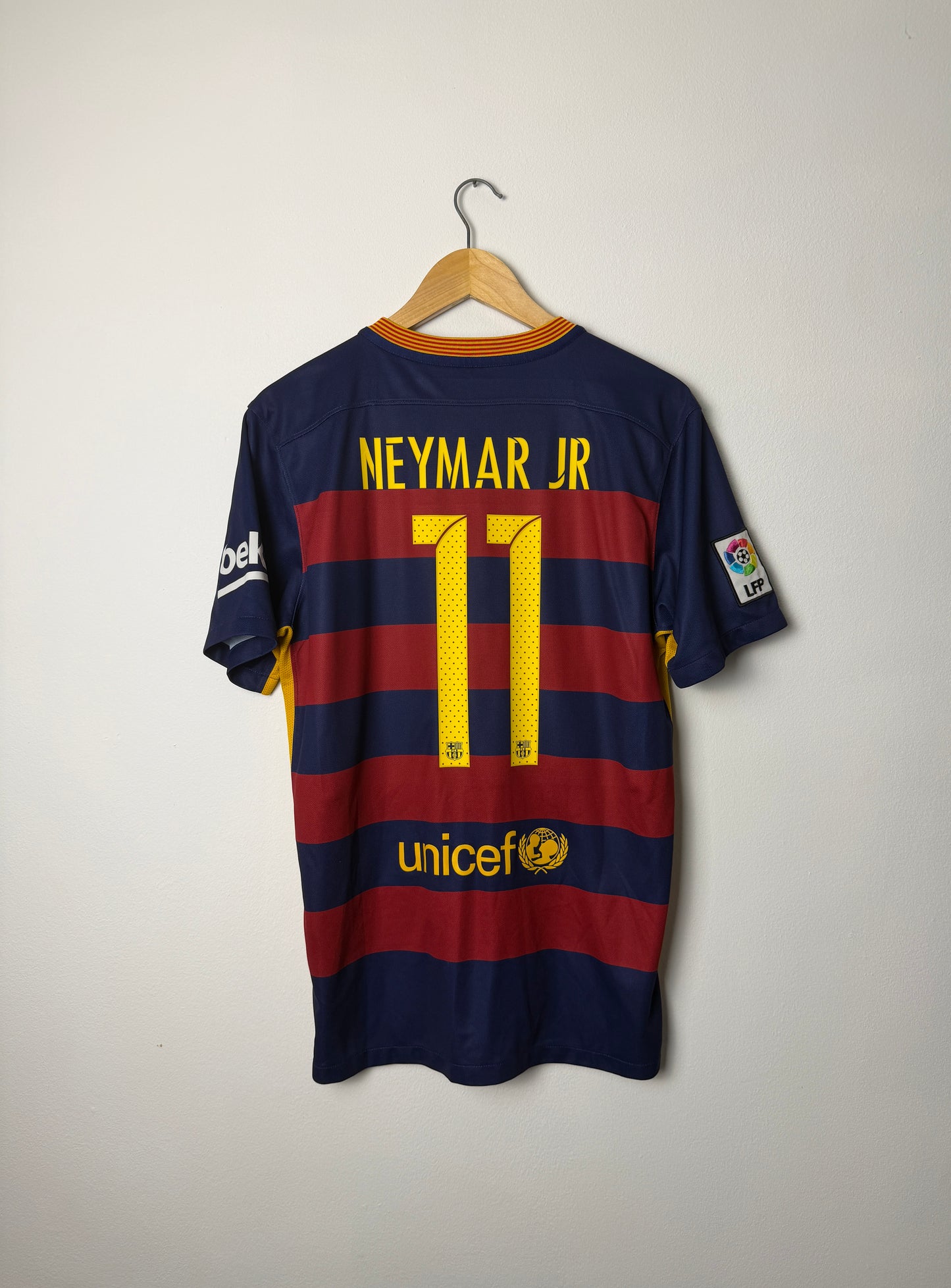 Neymar JR FC Barcelona 2015-16 home football shirt (M)