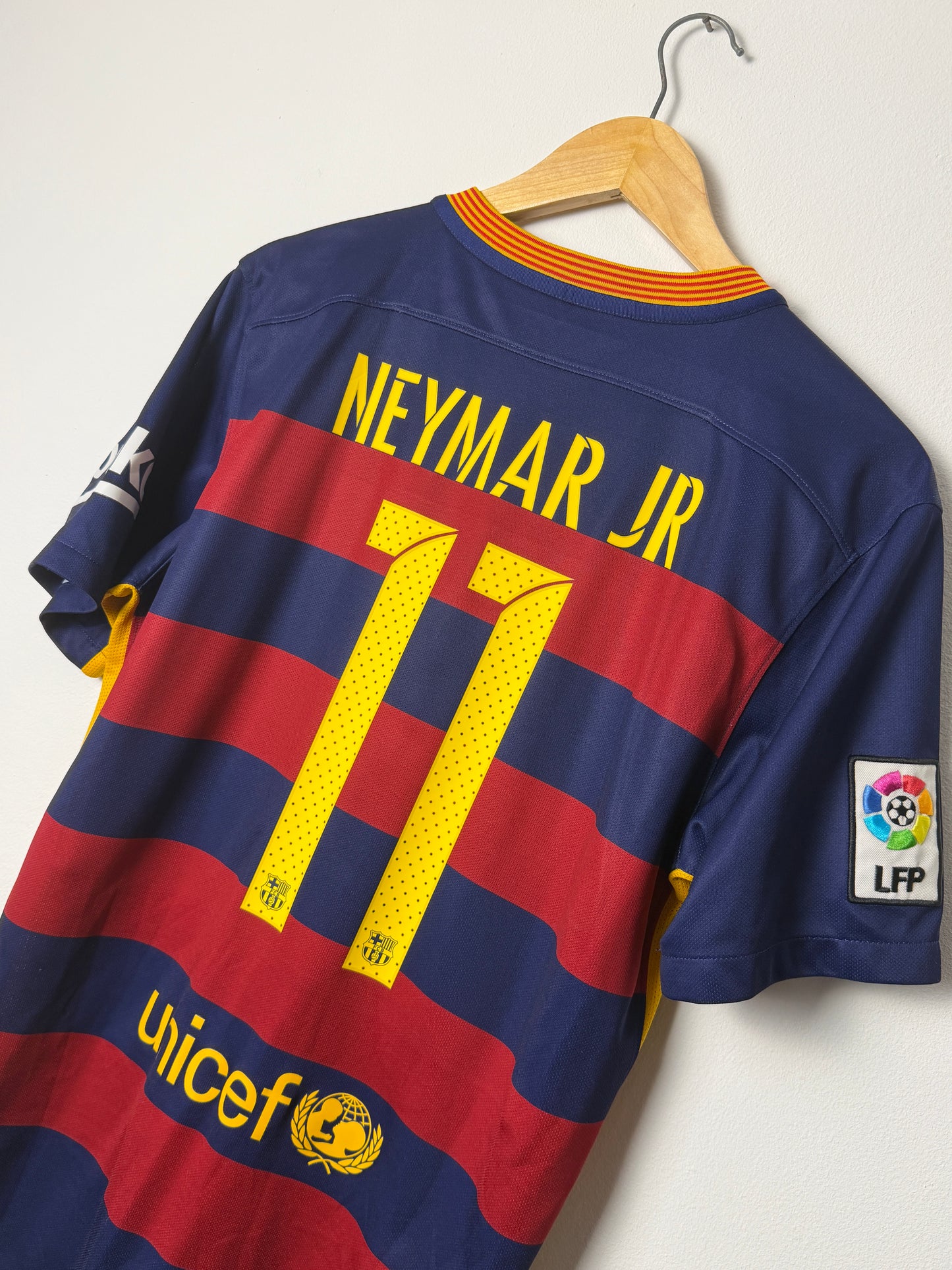Neymar JR FC Barcelona 2015-16 home football shirt (M)
