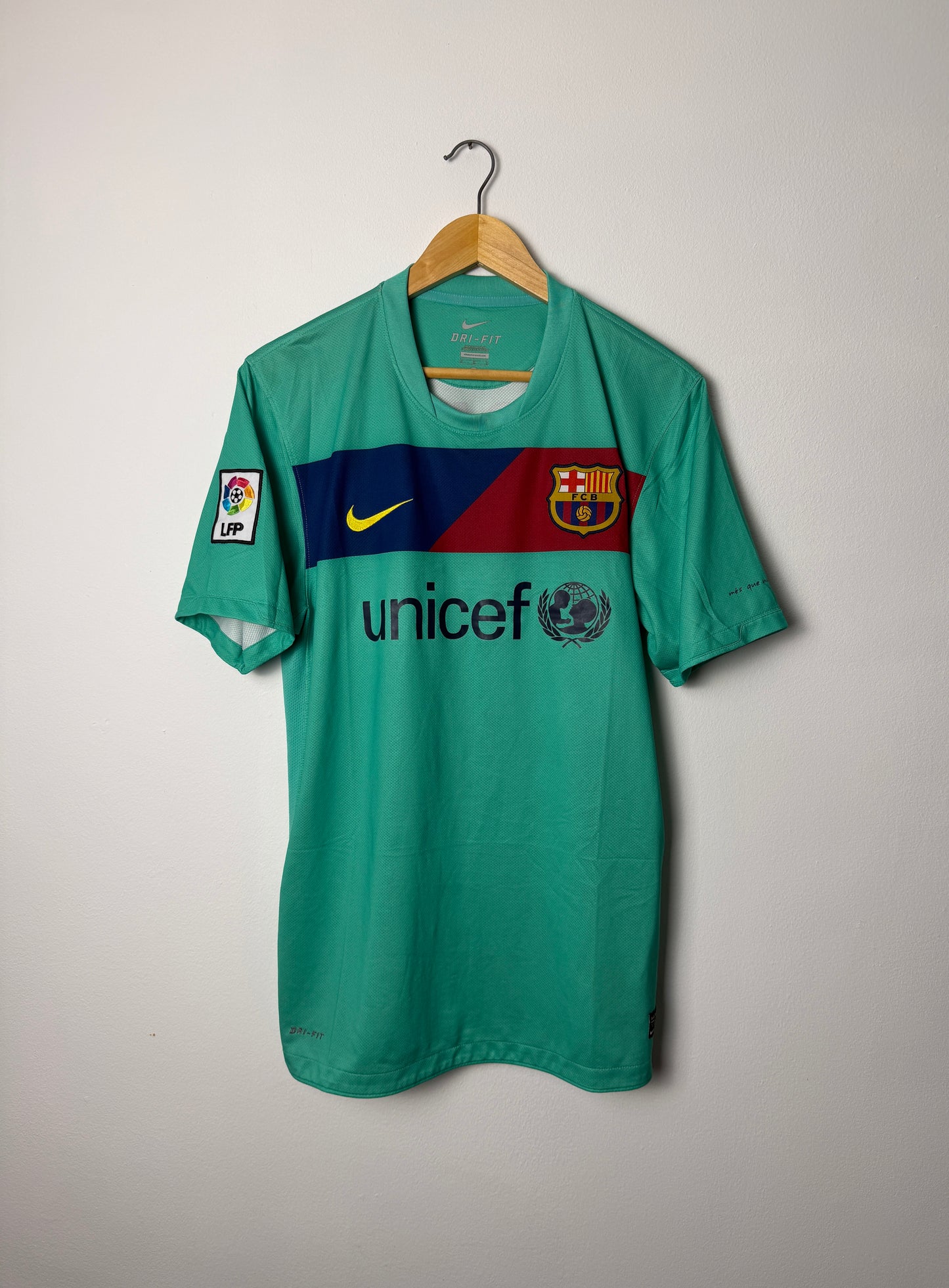 David Villa FC Barcelona 2010-11 away football shirt (M)
