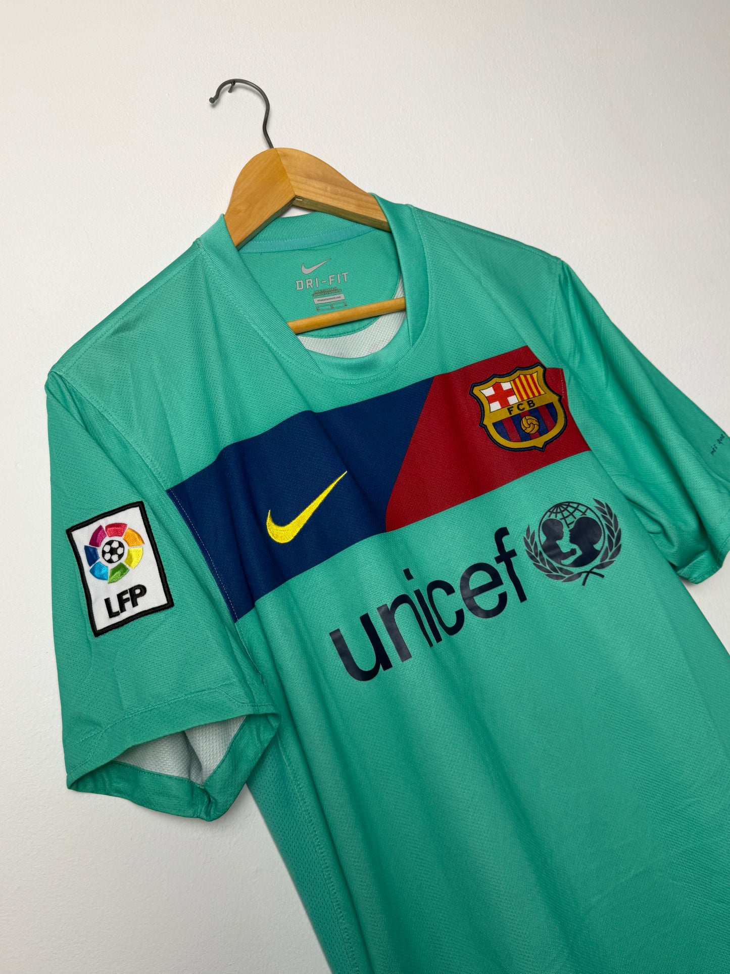 David Villa FC Barcelona 2010-11 away football shirt (M)