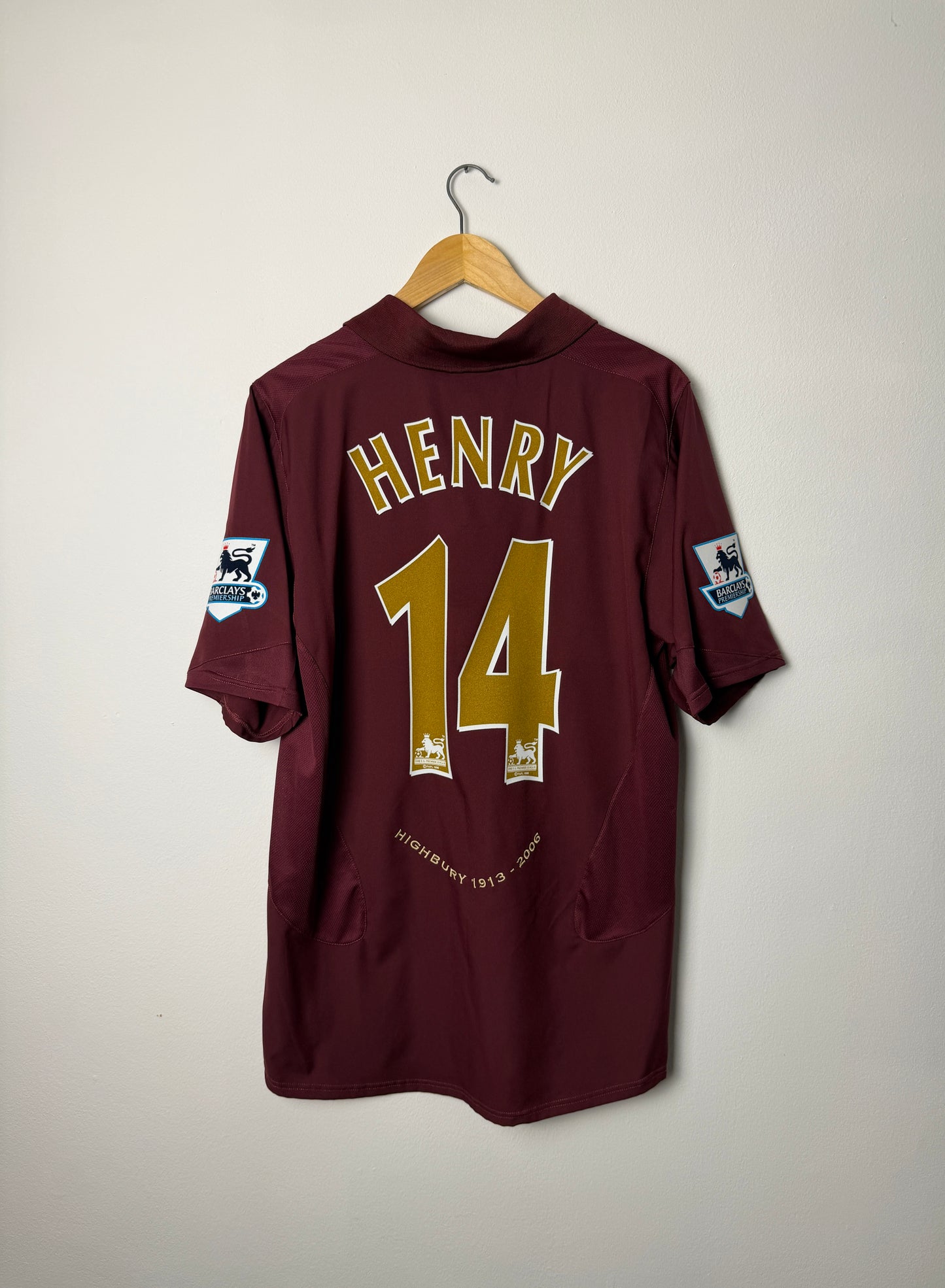 Thierry Henry Arsenal FC 2005-06 home football shirt (L)