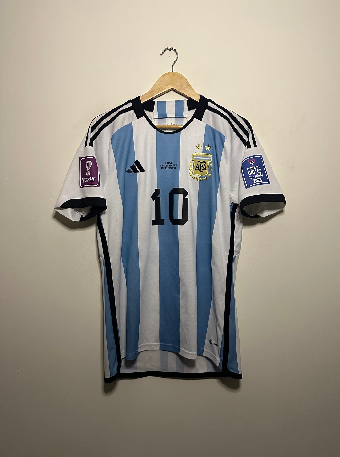 Lionel Messi Argentina 2022 World Cup final home football shirt (M)