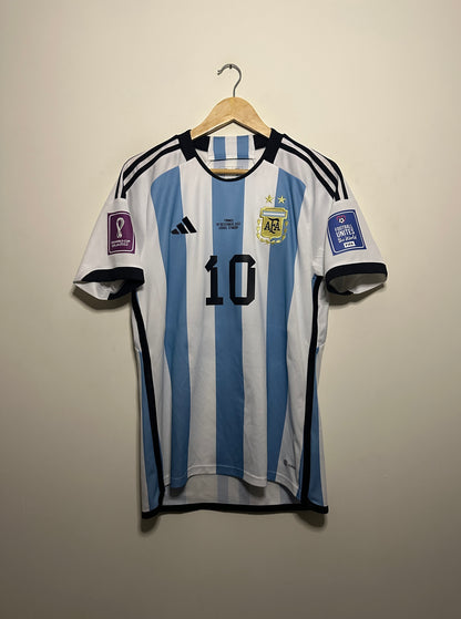 Lionel Messi Argentina 2022 World Cup final home football shirt (M)