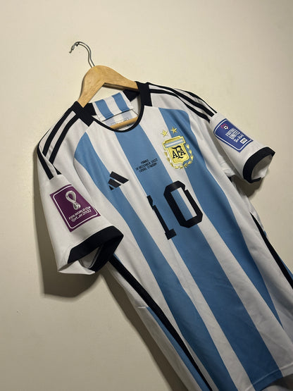 Lionel Messi Argentina 2022 World Cup final home football shirt (M)