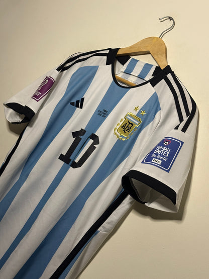 Lionel Messi Argentina 2022 World Cup final home football shirt (M)