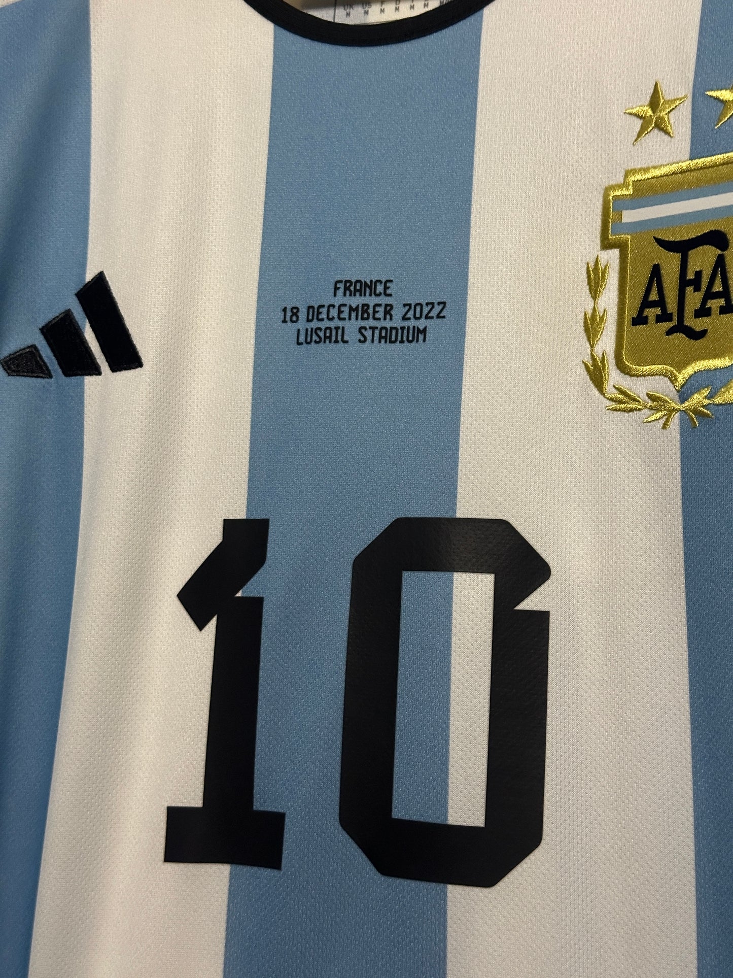 Lionel Messi Argentina 2022 World Cup final home football shirt (M)