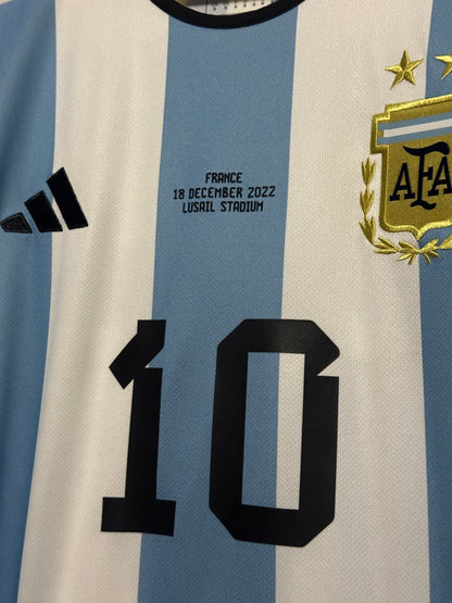 Lionel Messi Argentina 2022 World Cup final home football shirt (M)