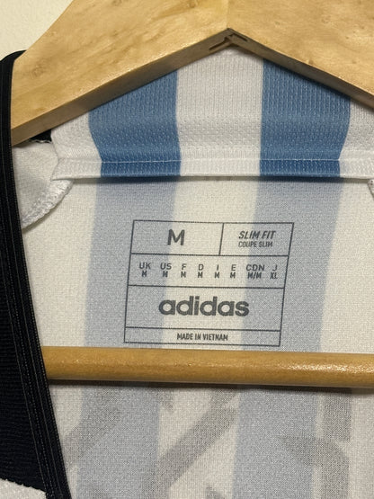 Lionel Messi Argentina 2022 World Cup final home football shirt (M)