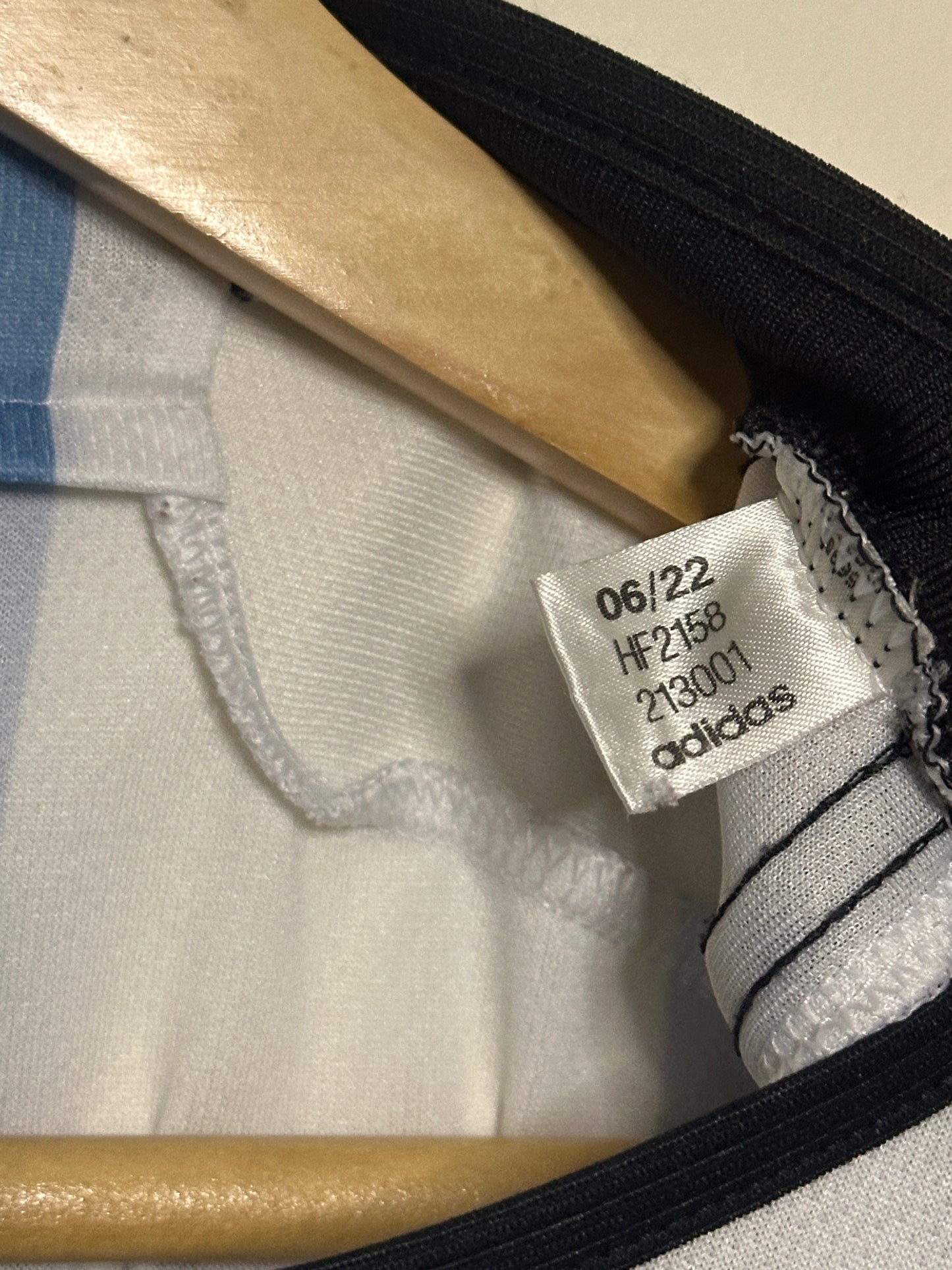 Lionel Messi Argentina 2022 World Cup final home football shirt (M)