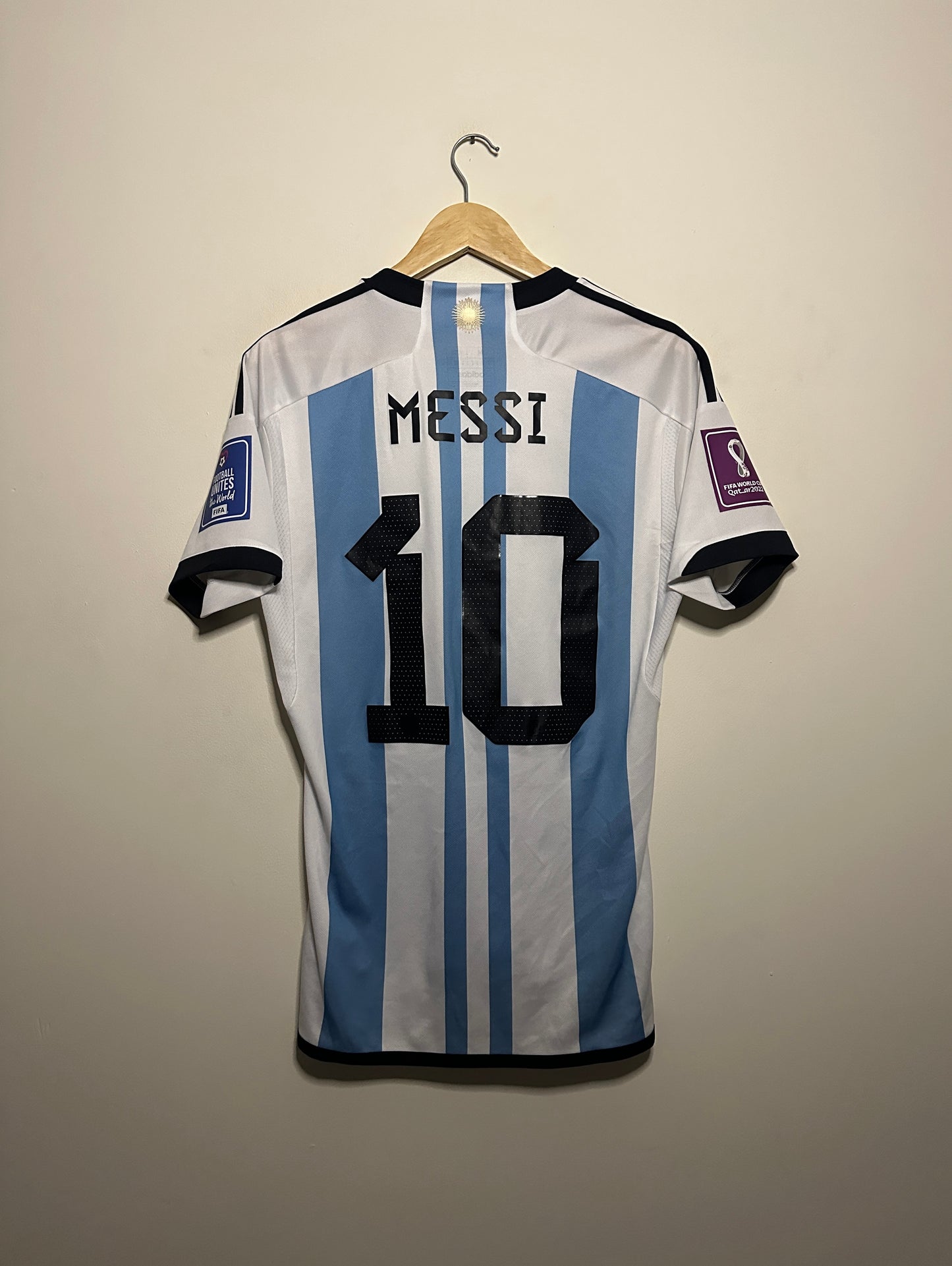 Lionel Messi Argentina 2022 World Cup final home football shirt (M)